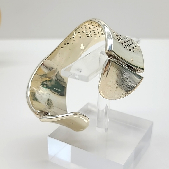 Brighton "GEO TWIRL SHINE" Hinged Bangle w Swarovski Crystals & Cut-Out Detail! - Picture 4 of 13
